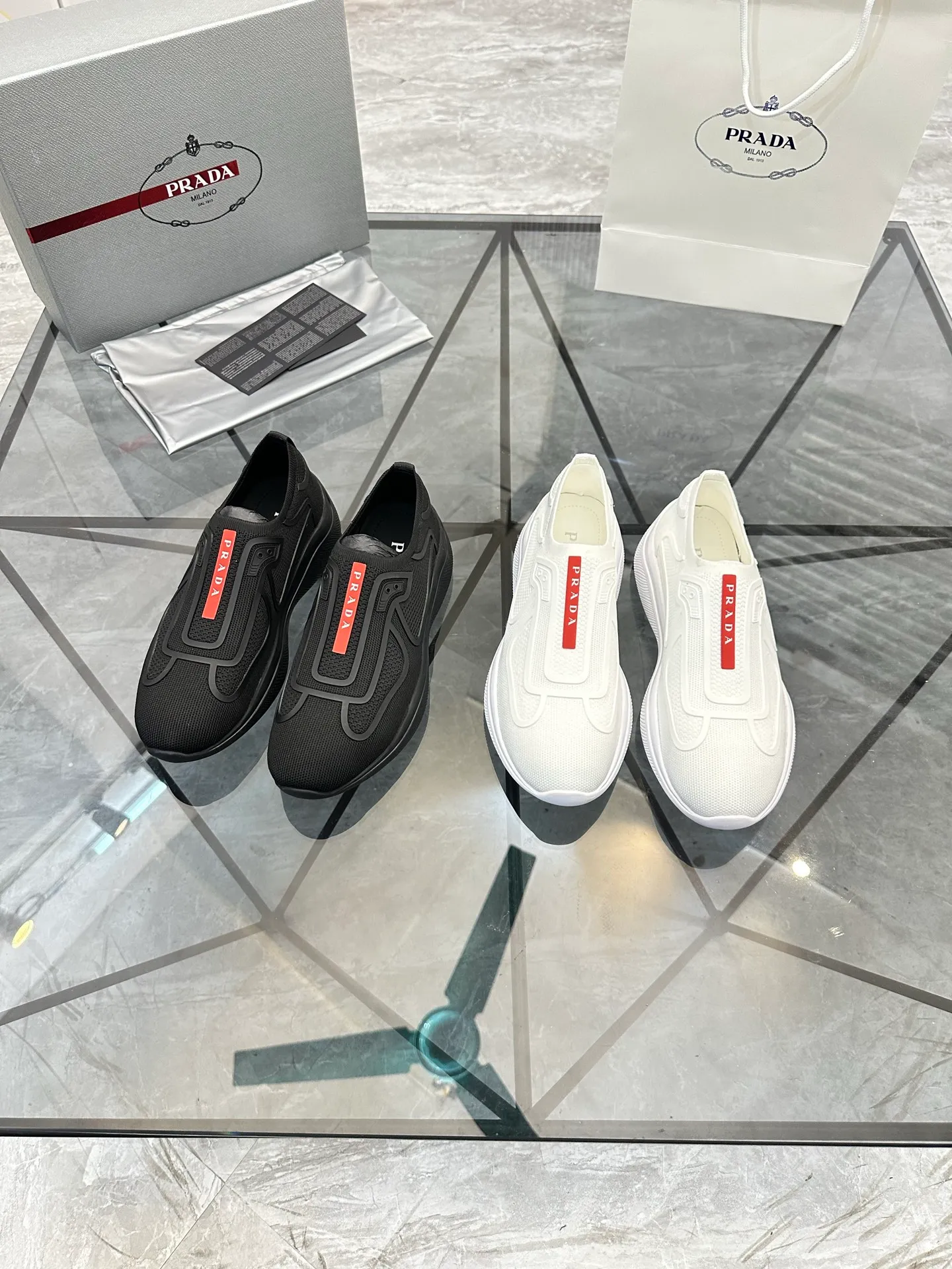 Men's shoes: 💰P460¥ High-end top quality Product trademark: Prada *"Prada*" low-top casual shoes Regular size: 38-45 (can be customized to 46) Product materials: imported original breathable fly knit upper, breathable lining, original outsole. No.: 001